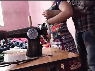 देसी भाभी को सिलाई करते समय अंकल ने चोदा